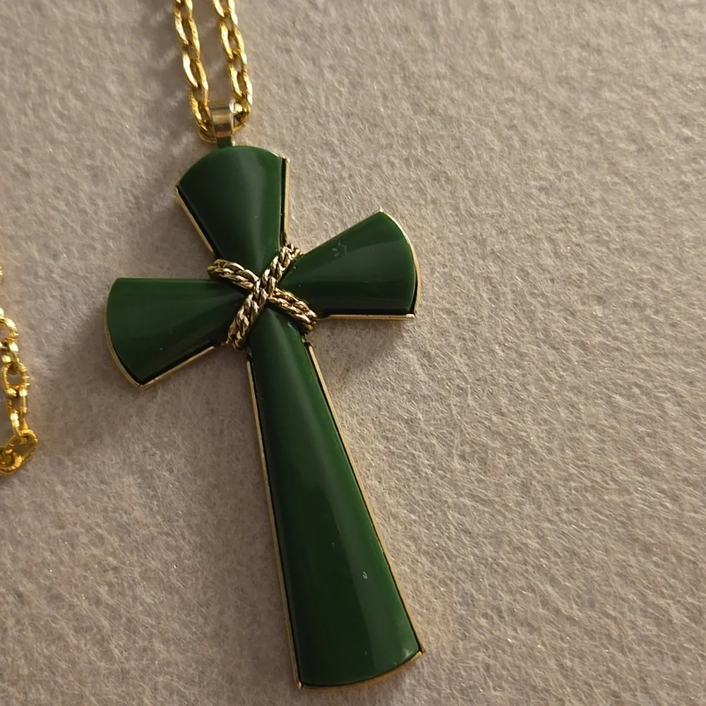 Avon 1976 Juliet Faux Jade Cross 1.50X2.75 Goldtone Chain Measures 26 Inches0 p